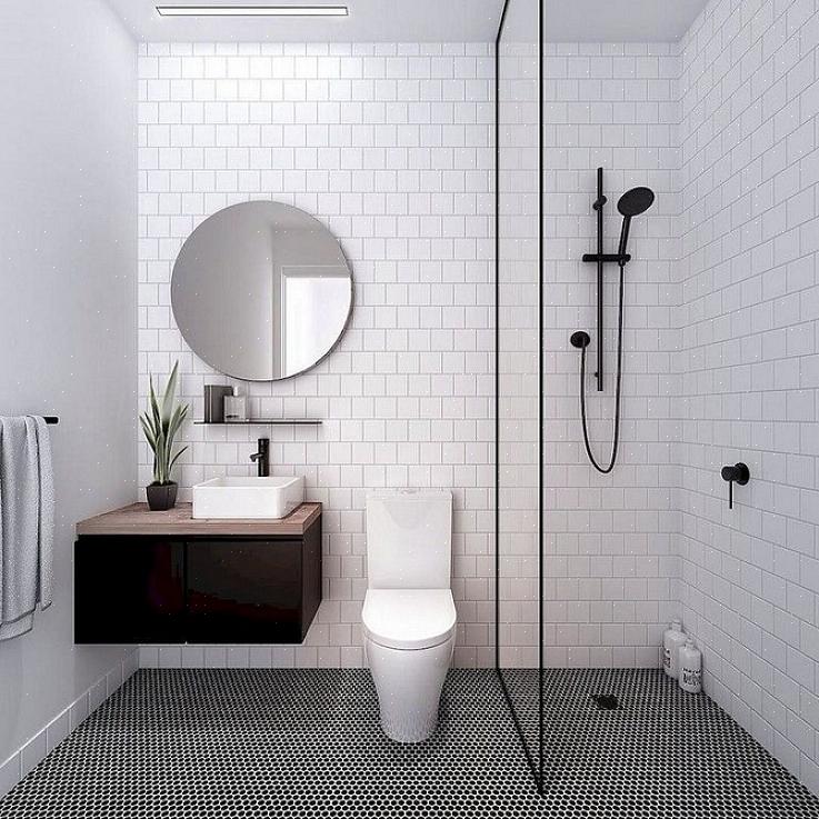 Commencez par mesurer du mur derrière les toilettes jusqu'au centre des boulons à la base des toilettes