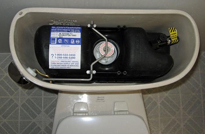 Une toilette assistée par pression utilise de l'air comprimé pour augmenter considérablement la puissance