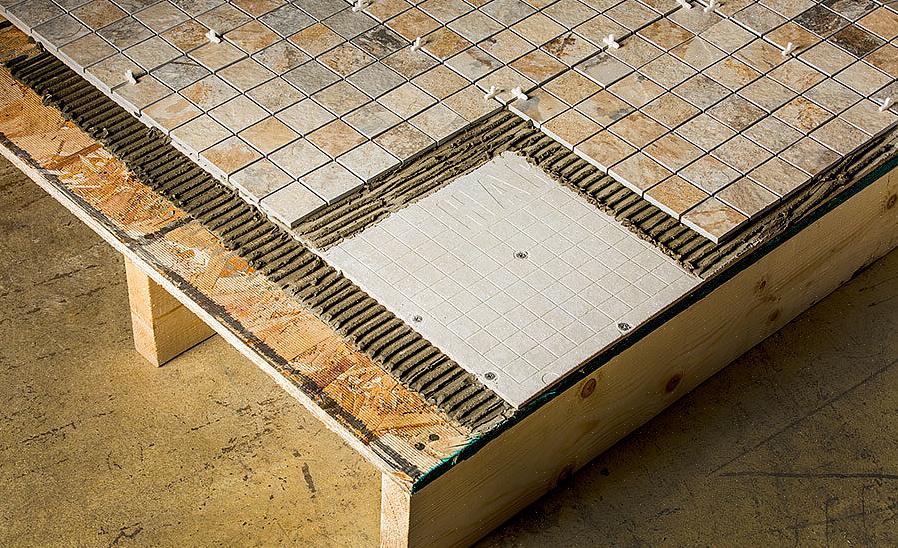 Un panneau de ciment peut être posé sur une dalle de béton comme base pour une installation de carreaux