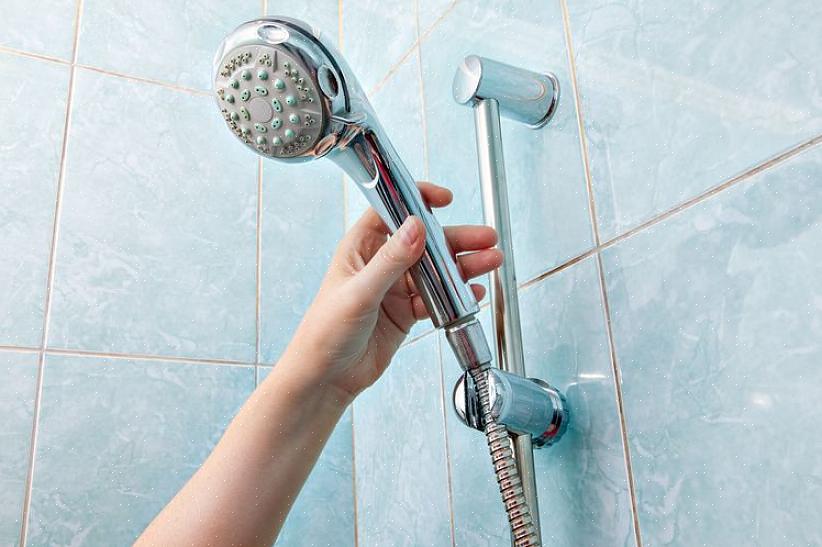 Le raccord standard pour une douche à main se fixe au bras de douche existant