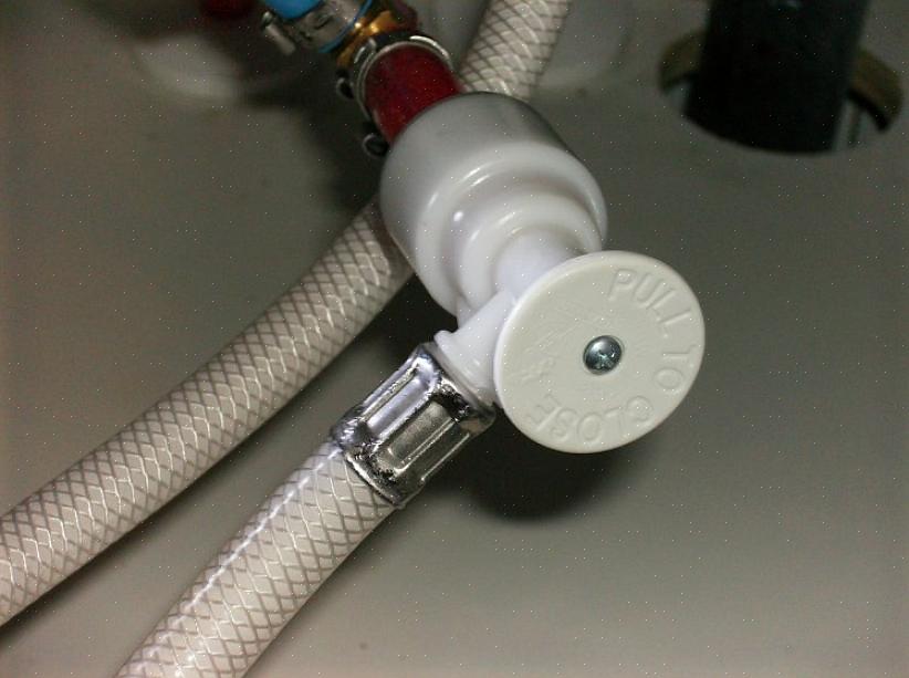 Les vannes d'arrêt utilisées pour les tubes PEX ont un orifice d'entrée nervuré à insérer dans le tube