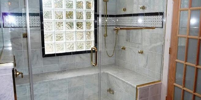 La porte de douche de contournement est un autre nom pour un système de porte de douche coulissante