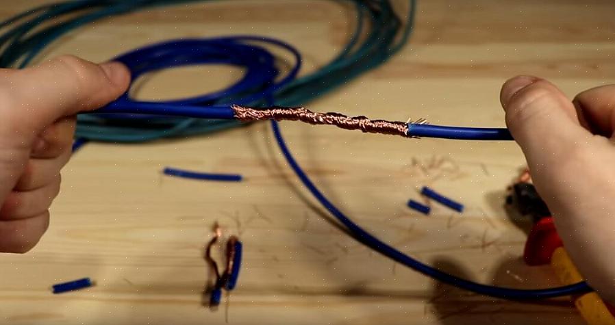 La section de gainage des câbles doit s'étendre dans la boîte de jonction d'environ 0,60 cm