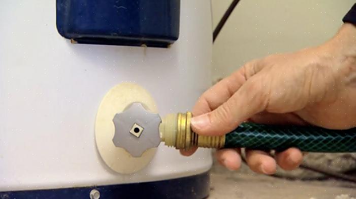 Le robinet de vidange au bas du réservoir du chauffe-eau est une valve de couleur argent ou laiton