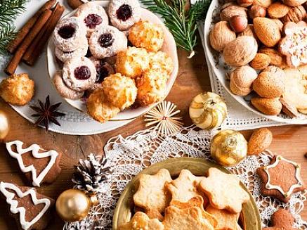 Offrez aux invités quelque chose de salé comme un œuf cuit au four avant de goûter aux biscuits