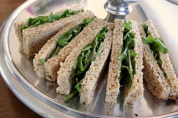Les sandwichs au thé ou les sandwichs aux doigts s'adaptent au menu chaque fois que vous recherchez un plat
