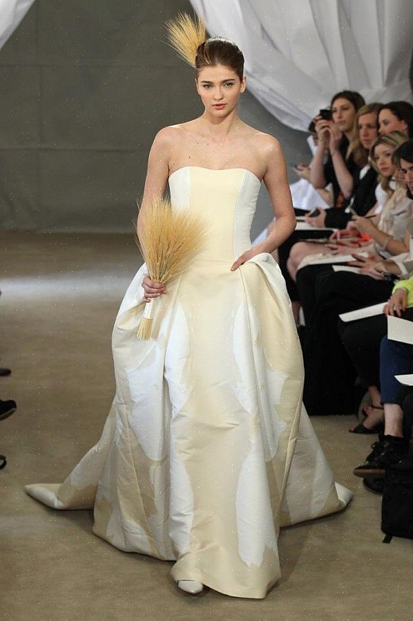 Explorez la tendance des «deux robes de mariée» pour vous aider à décider si un look de mariée double