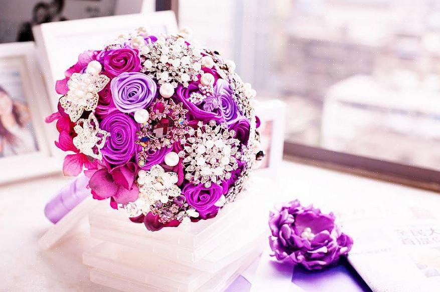 Les fleurs violettes floues de l'ageratum sont parfaites comme arrangement de fleurs de mariée à une seule