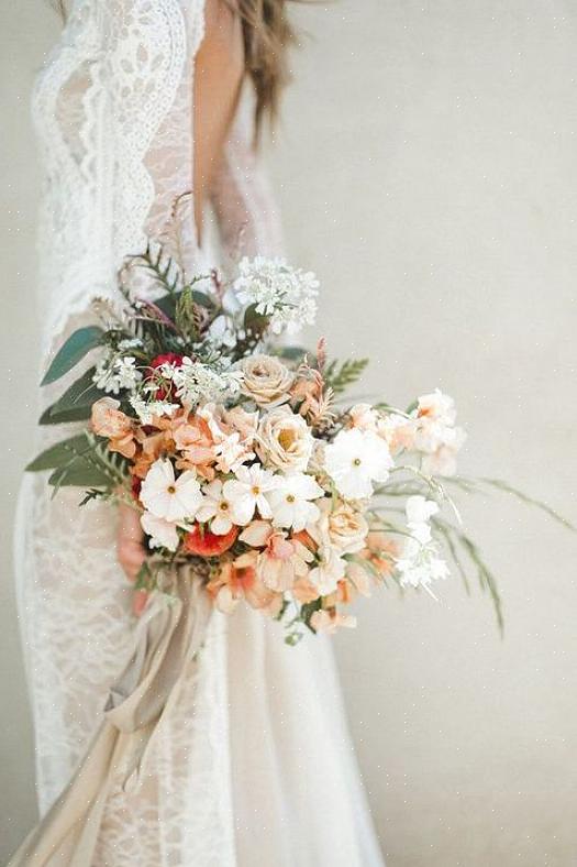 Trouvez des fleurs sauvages comme moyen d'augmenter votre budget floral de mariage