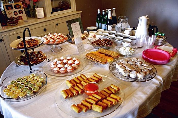 La nourriture peut être une affaire de collation légère avec un gâteau