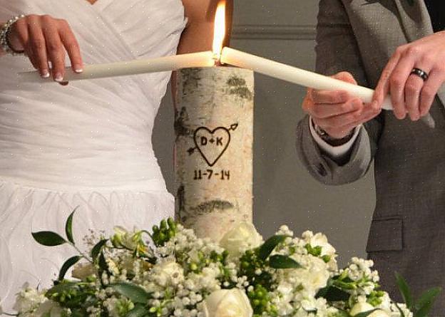 Une simple cérémonie d'unité où les mariés échangent des roses