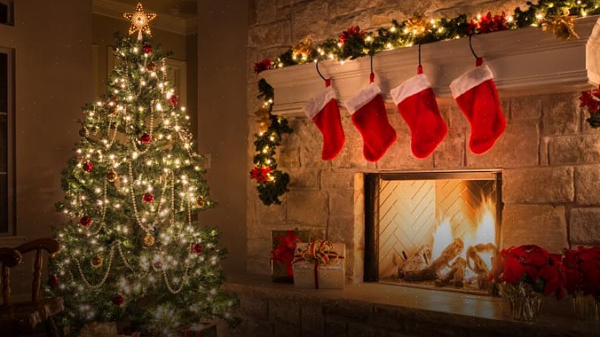 Aux ornements pour les décorations d'arbres de Noël en Europe