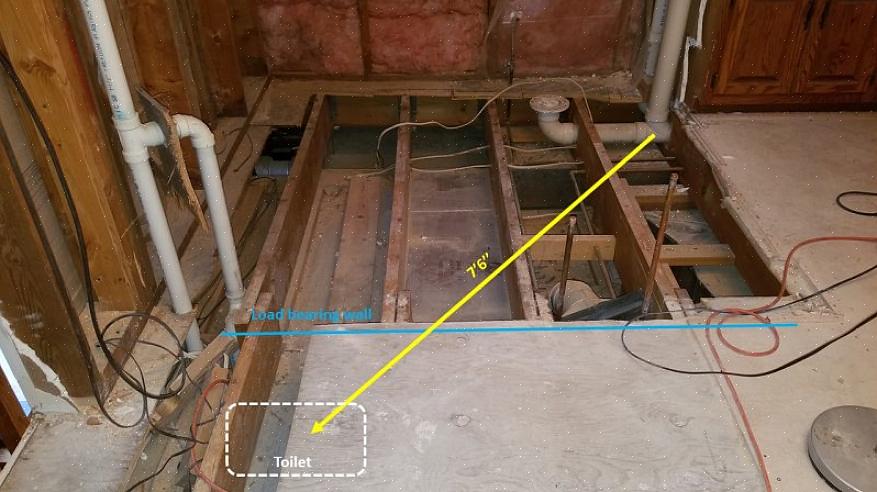 Faites passer la nouvelle longueur de tuyau de vidange du nouvel emplacement des toilettes à la cheminée