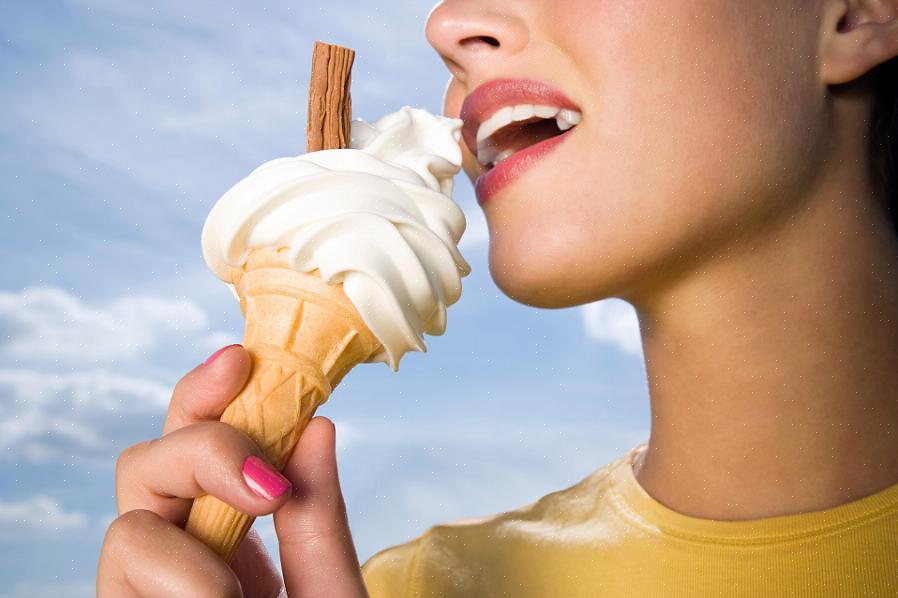 Mangez toute la crème glacée sur le dessus avant de grignoter le cornet