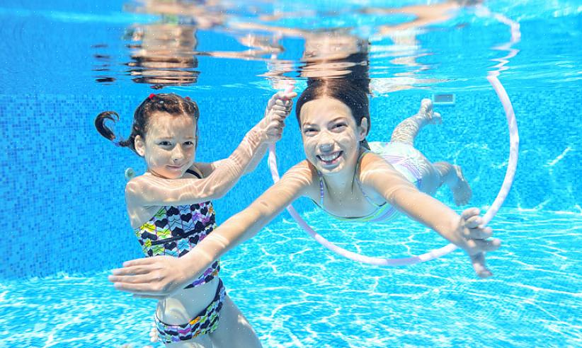 Les activités de piscine peuvent être un plaisir pour les groupes d'adolescents lors d'événements