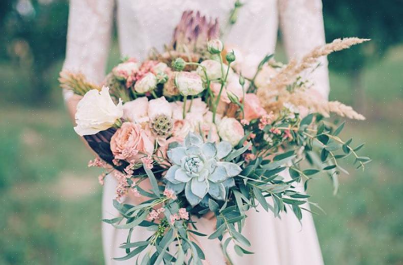 Cueillir des fleurs de mariage en saison peut vous faire économiser beaucoup d'argent car elles sont plus