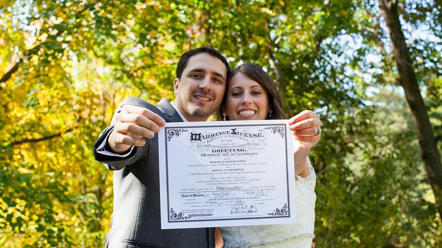 C'est qu'ils doivent tous obtenir une licence de mariage