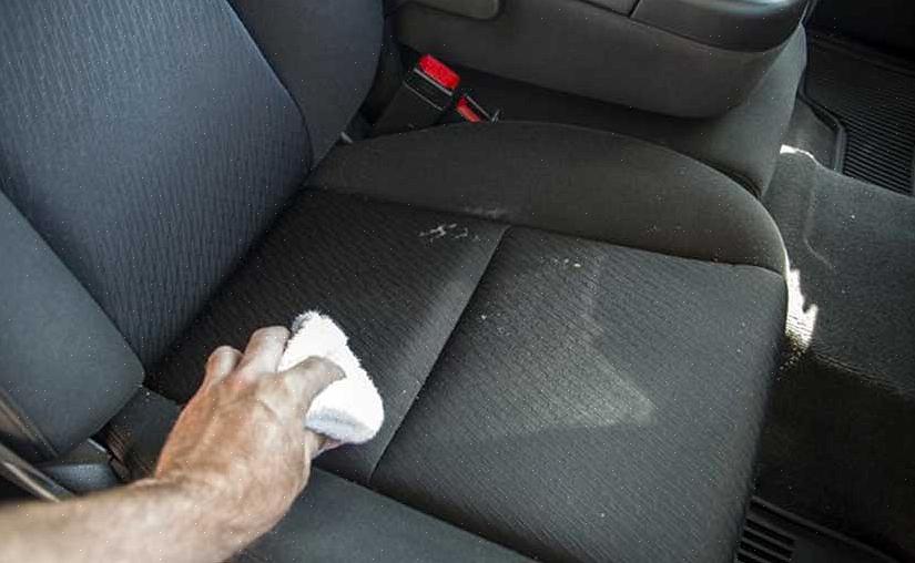 Les sièges d'auto en tissu doivent être nettoyés à l'aspirateur une fois par semaine