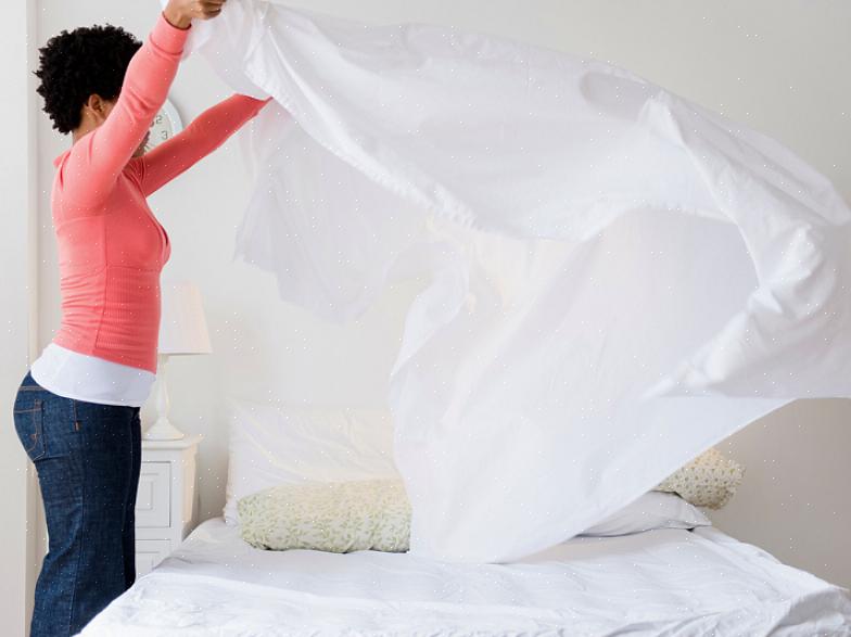 Nettoyez les taches sur le matelas en mélangeant une pâte de bicarbonate de soude