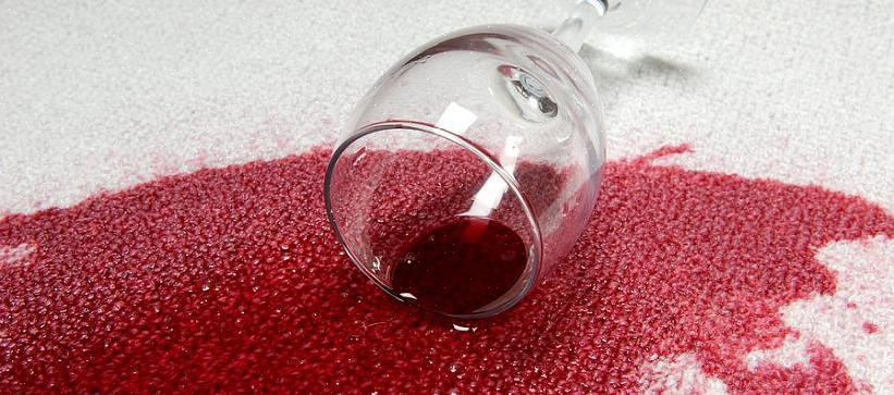Comment enlever les taches de vin rouge sur un tapis blanc