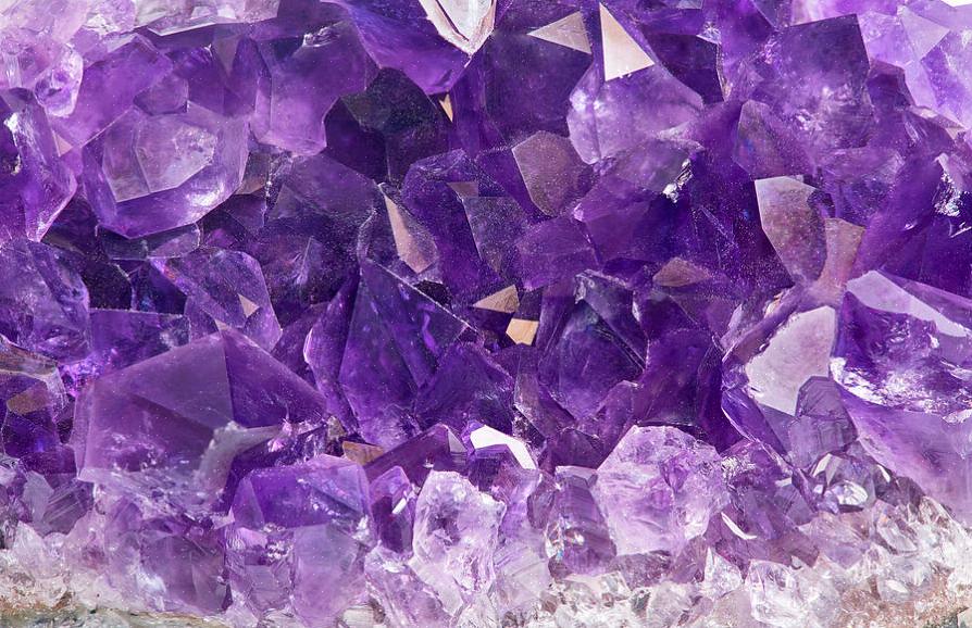 Le cristal d'améthyste est unique parmi tous les cristaux par sa popularité