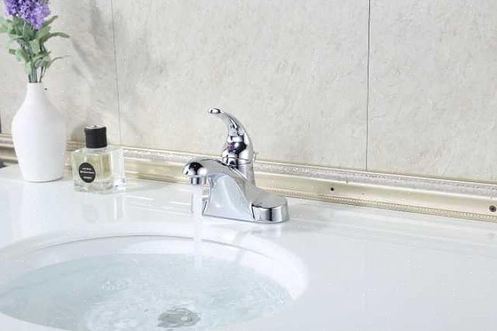 Les robinets de salle de bain dans un ménage occupé peuvent devenir tachés