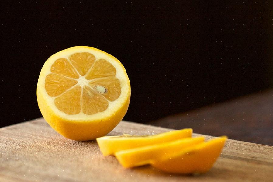 L'ajout de jus de citron au vinaigre lors du nettoyage peut aider à neutraliser l'odeur de vinaigre