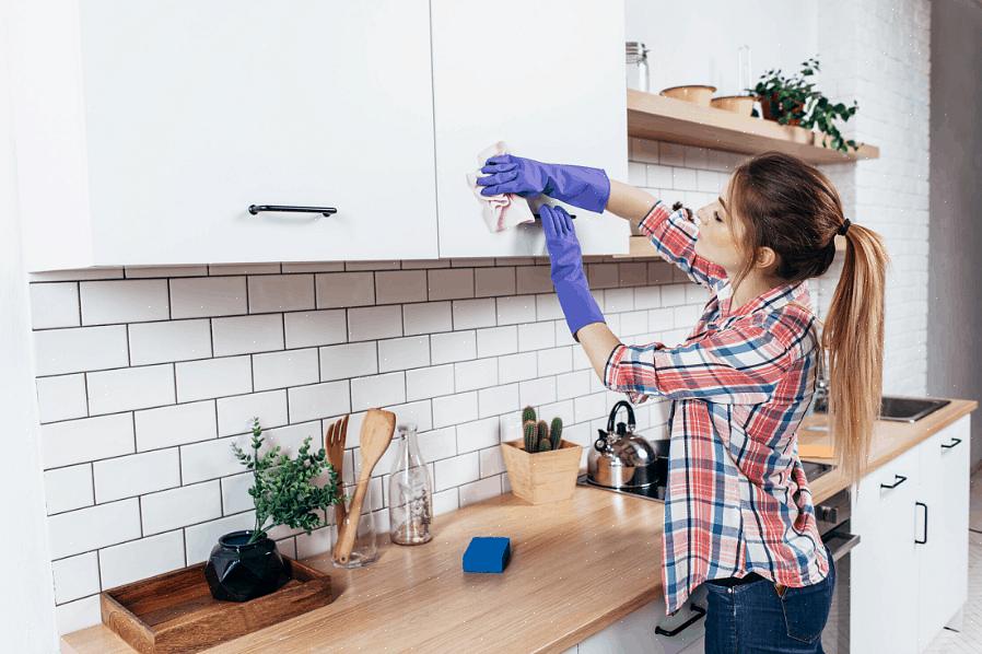 Un garde-manger de nettoyage peut rapidement être rempli d'objets indésirables qui créent du désordre