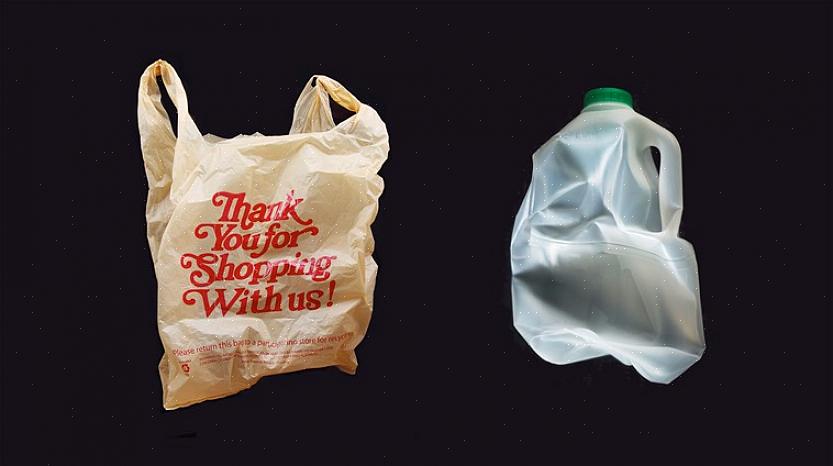 Laisser du linge fraîchement nettoyé dans le sac en plastique fragile peut provoquer un jaunissement