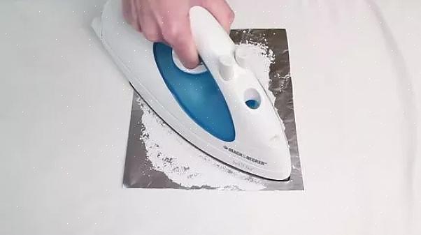 Vous pouvez utiliser du bicarbonate de soude ou même un nettoyant à polir le métal pour nettoyer la semelle