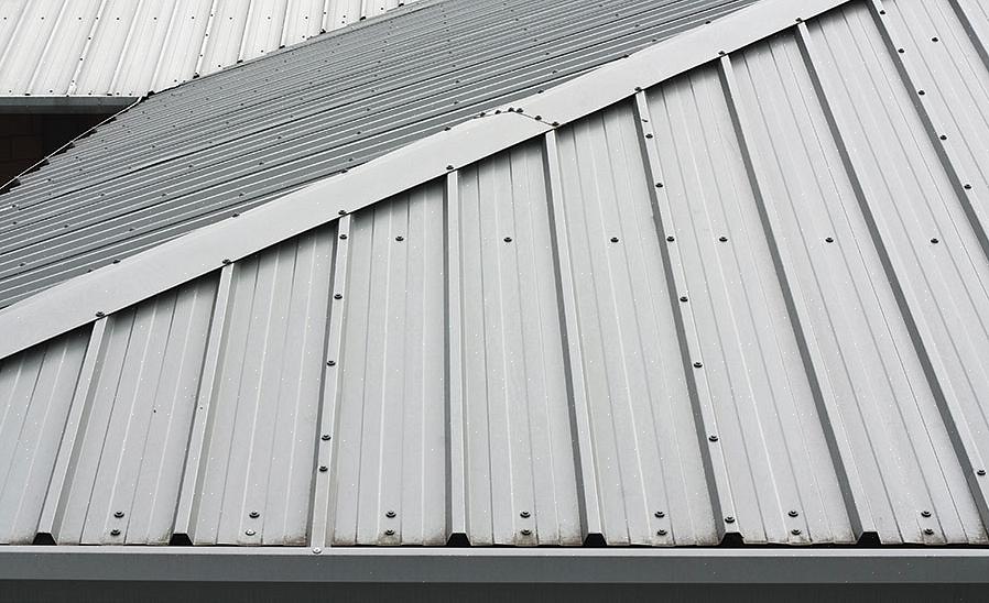 Ce n'est qu'une façon d'appliquer une toiture métallique sur des bardeaux composites