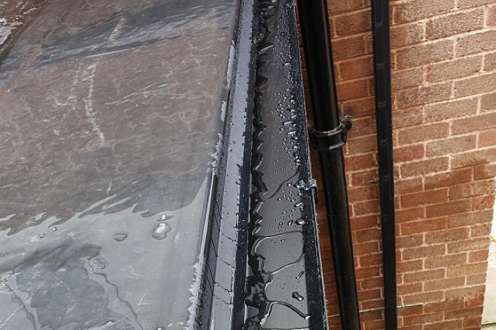 La première étape de la réparation de votre toit en EPDM consiste à préparer la surface du toit