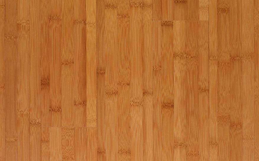 Le plancher en bambou carbonisé a une couleur plus foncée qui ressemble plus à un plancher de bois franc