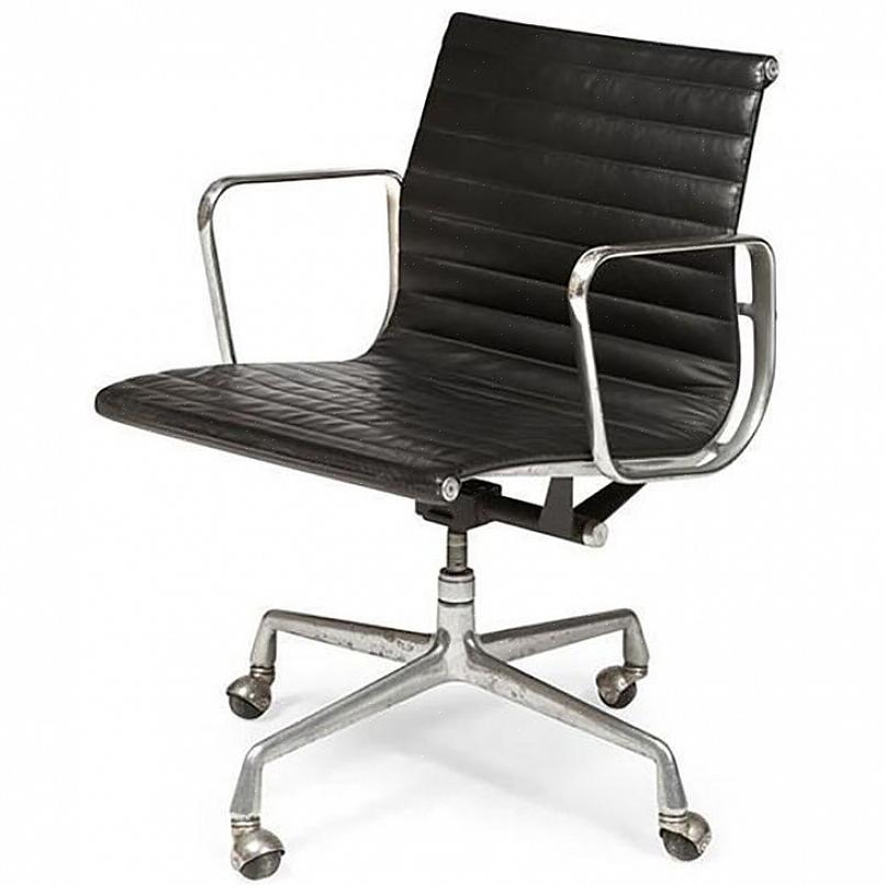 La chaise d'appoint Eames en fibre de verre a été introduite en 1951