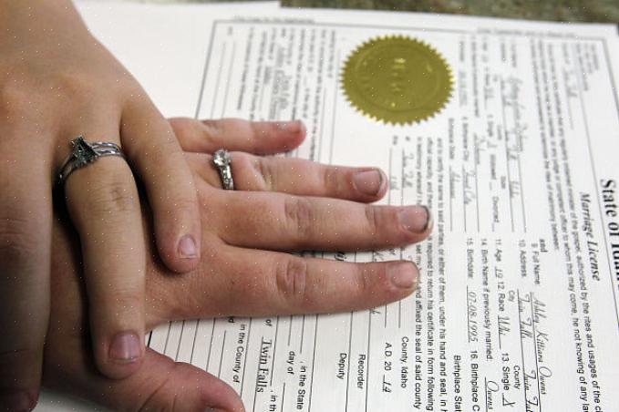 Vous devez d'abord demander une licence de mariage au bureau de votre registraire du comté local