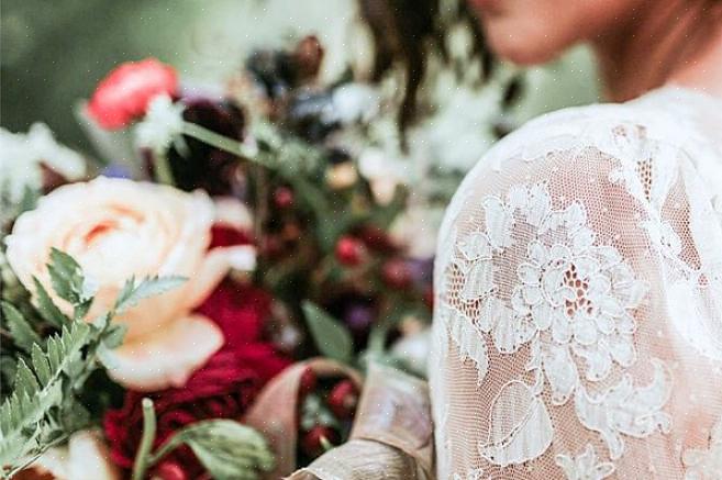 Demander au fleuriste de partager la facture entre les frais de fleurs de la mariée