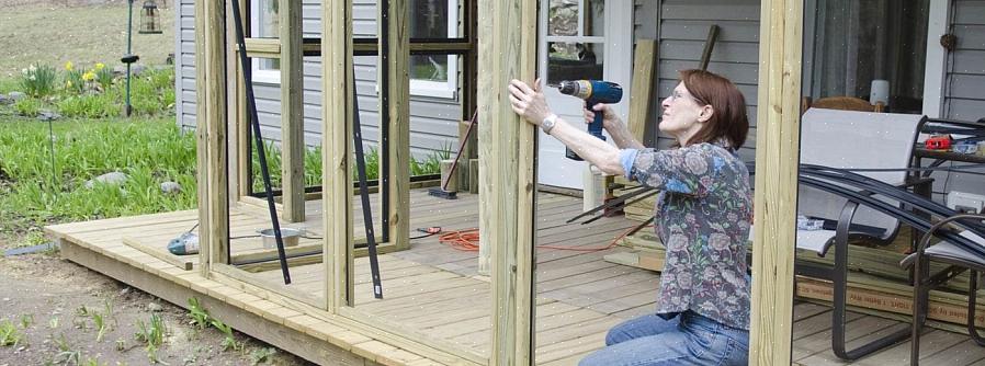 Demandez à un assistant de pousser fermement l'un des panneaux d'écran contre les planches de clouage