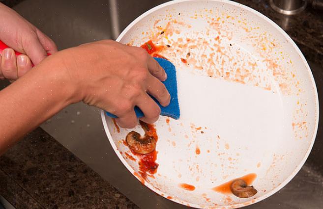 Ustensiles de cuisine neufs en céramique doivent être lavés à la main dans de l'eau chaude savonneuse