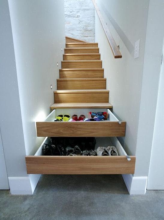 Un seul tiroir inférieur tirent le meilleur parti de chaque pouce d'espace sous les escaliers