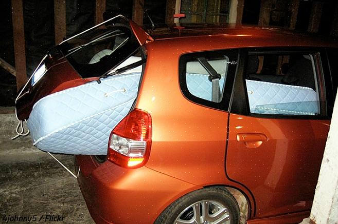 Comment fixer en toute sécurité le matelas au toit de la voiture