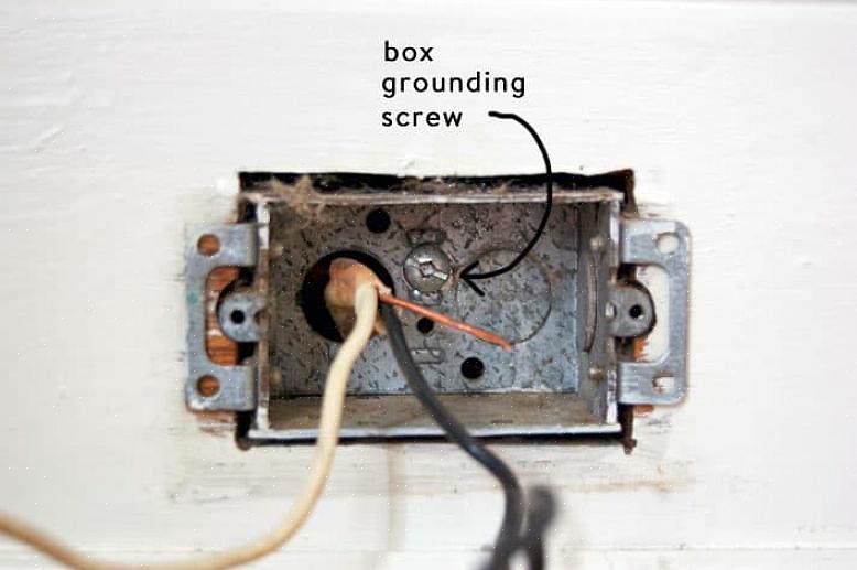Une ancienne boîte de travail est une boîte électrique pour les interrupteurs d'éclairage