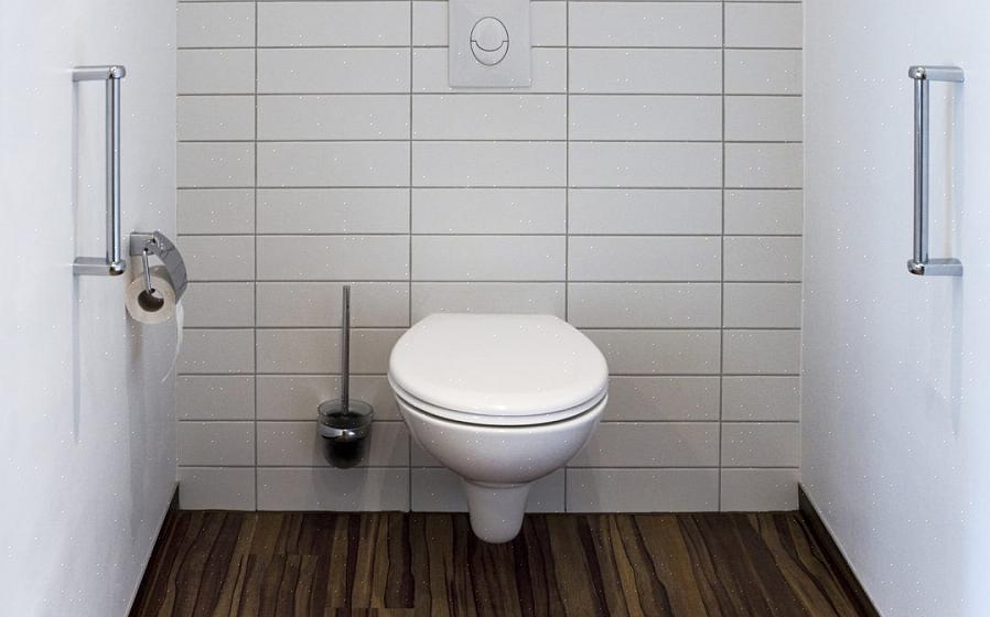 Installez la toilette en plaçant l'anneau de cire ou de silicone sur le dessus de la bride de la toilette