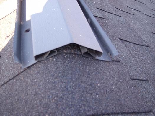 Tracez une ligne de craie pour marquer les lignes de coupe sur le platelage du toit