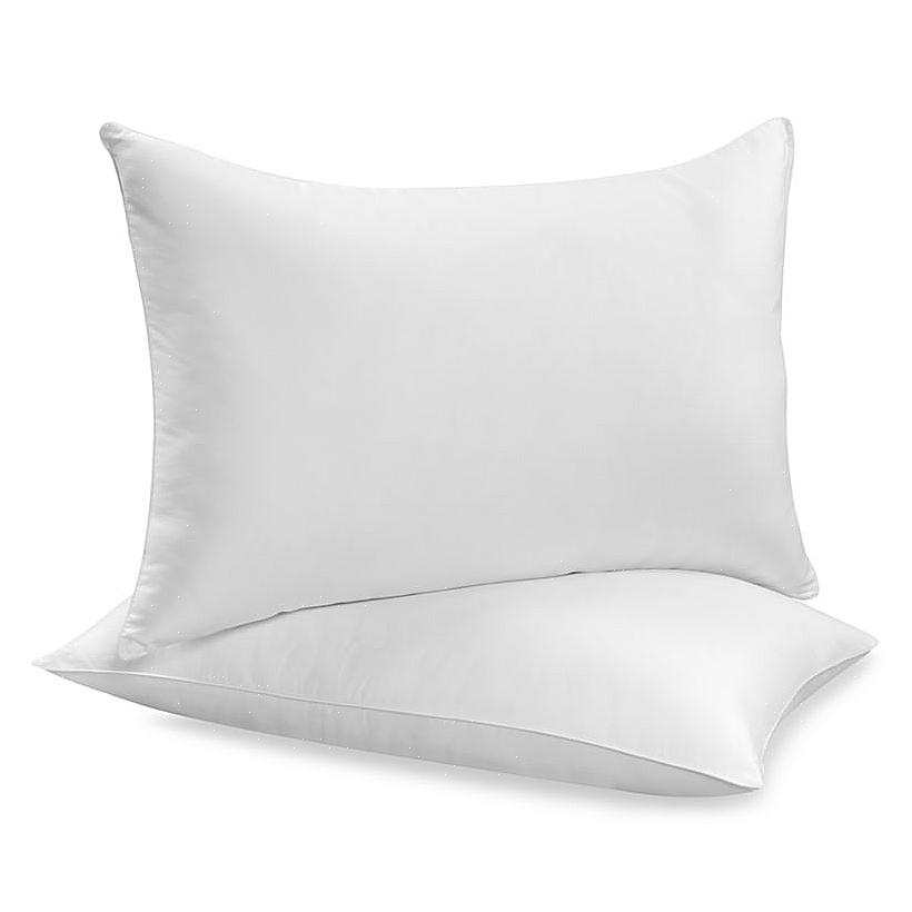 Rangez les oreillers de lit en polyester dans une cuve de rangement en plastique ou un sac en coton