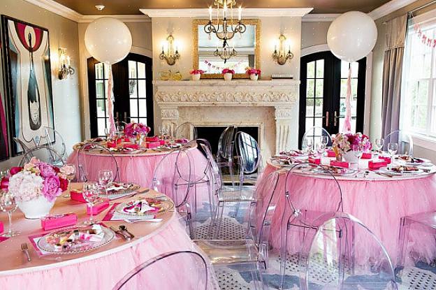 Une table à jupe dans une salle à manger ajoute un merveilleux air de luxe à un espace