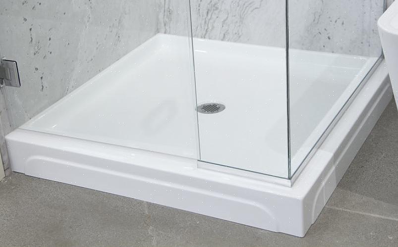 Accoupler les murs de carreaux avec une douche en fibre de verre ou en acrylique est non seulement possible