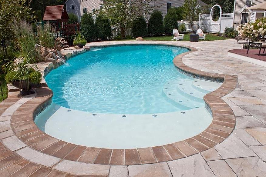 Révélant une piscine de forme classique ou grecque