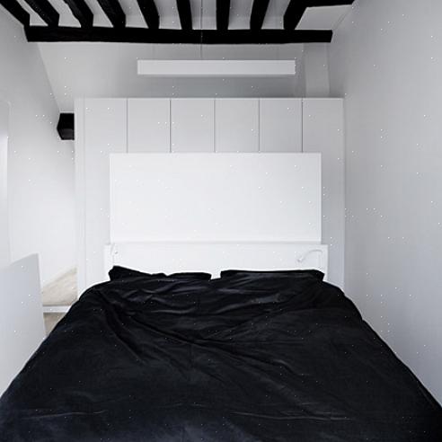 Le noir est une excellente couleur d'accent pour tout style de décoration de chambre à coucher