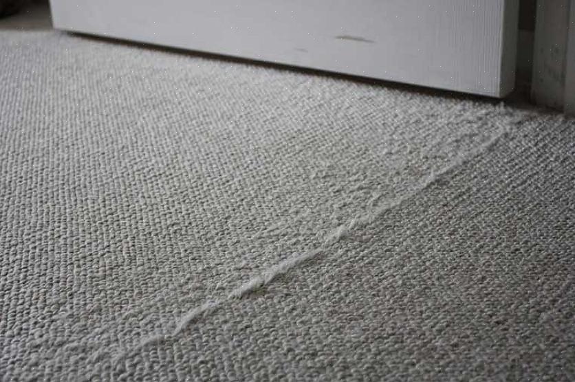 Centrez une ligne de ruban de couture de tapis sous les deux bords coupés des deux morceaux de tapis