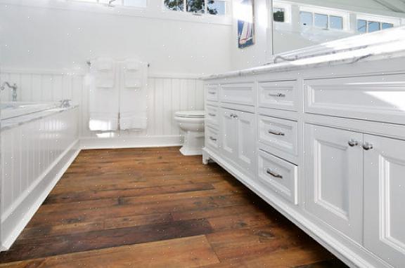 Les problèmes affectant les planchers de bois franc dans une salle de bain impliquent tous la façon dont